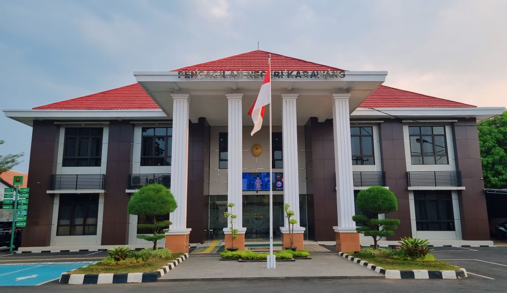 PN Karawang Berikan Penghargaan kepada Tiga Hakim Mediator Berprestasi