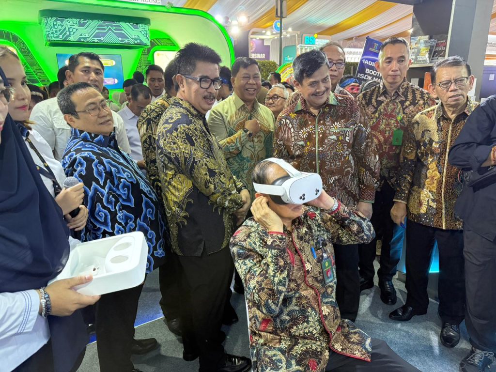 KMA mengunjungi Booth BSDK dalam Pameran Kampung Hukum