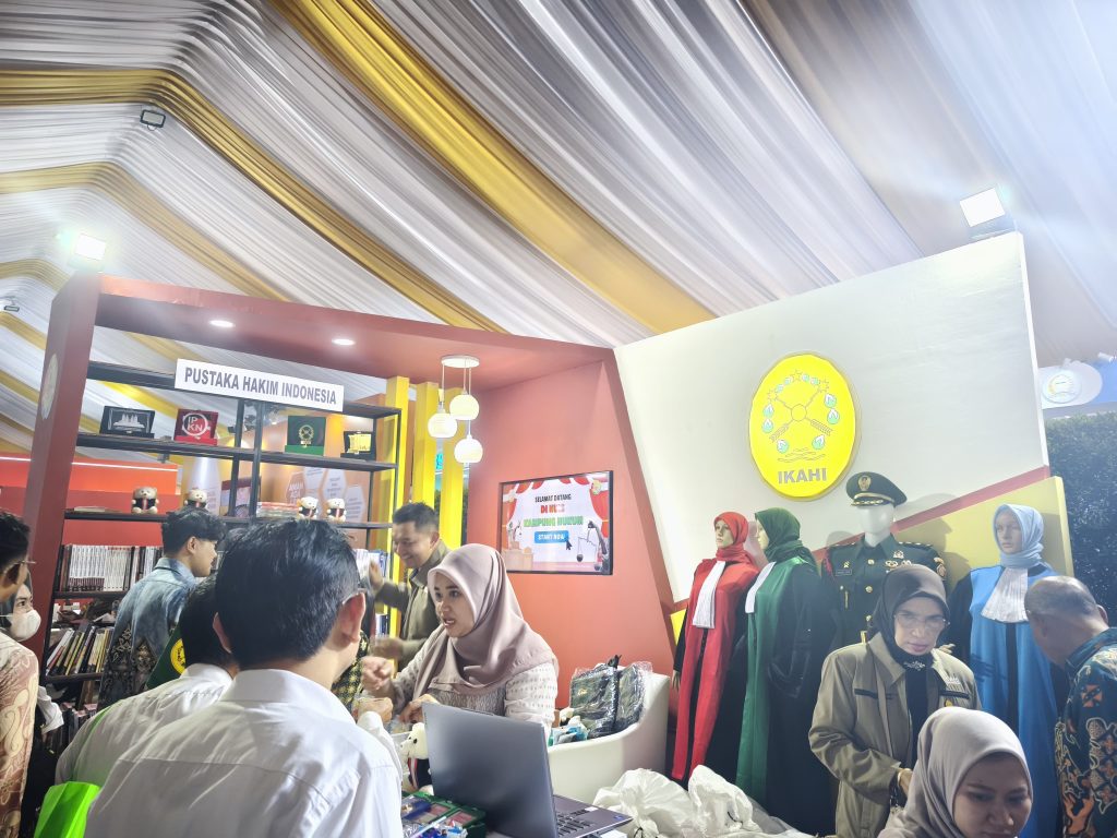 Booth IKAHI: Wajah Humanis Profesi Hakim di Kampung Hukum