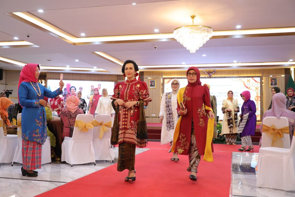 Anggun, Berdaya, dan Menginspirasi: Peragaan Busana Dharmayukti Karini dalam Semangat Kartini